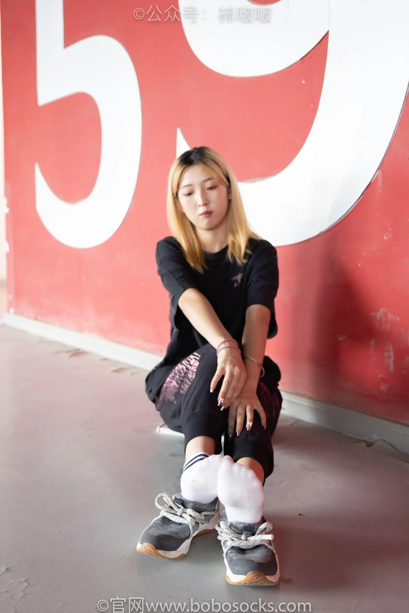 [BoBoSocks袜啵啵]NO.018 木木-运动鞋、白棉袜、裸足 [136P]插图6